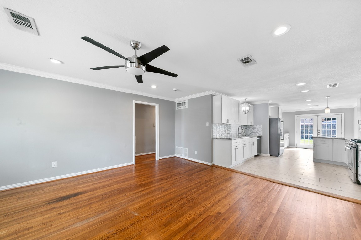 6915 Jalna Street Houston, TX 77055 - Photo 5 of 29 Timeless charm throughout with beautiful original wood floors in the living room and bedrooms.