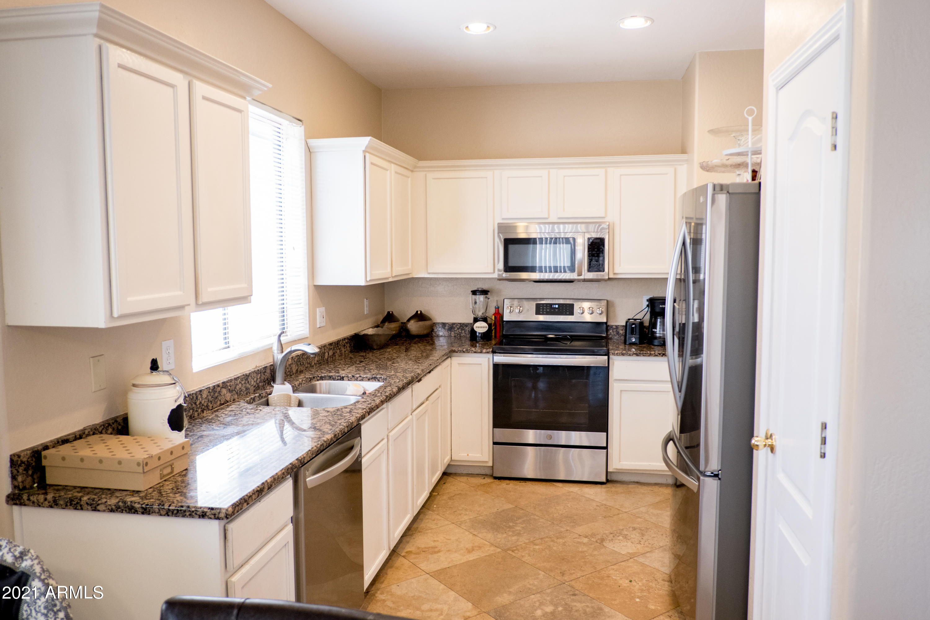 7501 South 14th Street Phoenix, AZ 85042 - Photo 5 of 16 Kitchen