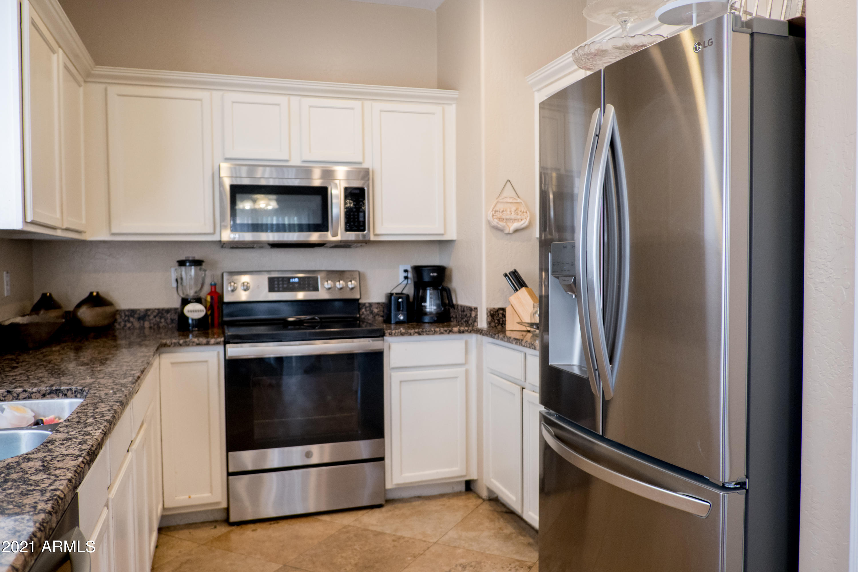 7501 South 14th Street Phoenix, AZ 85042 - Photo 6 of 16 Kitchen