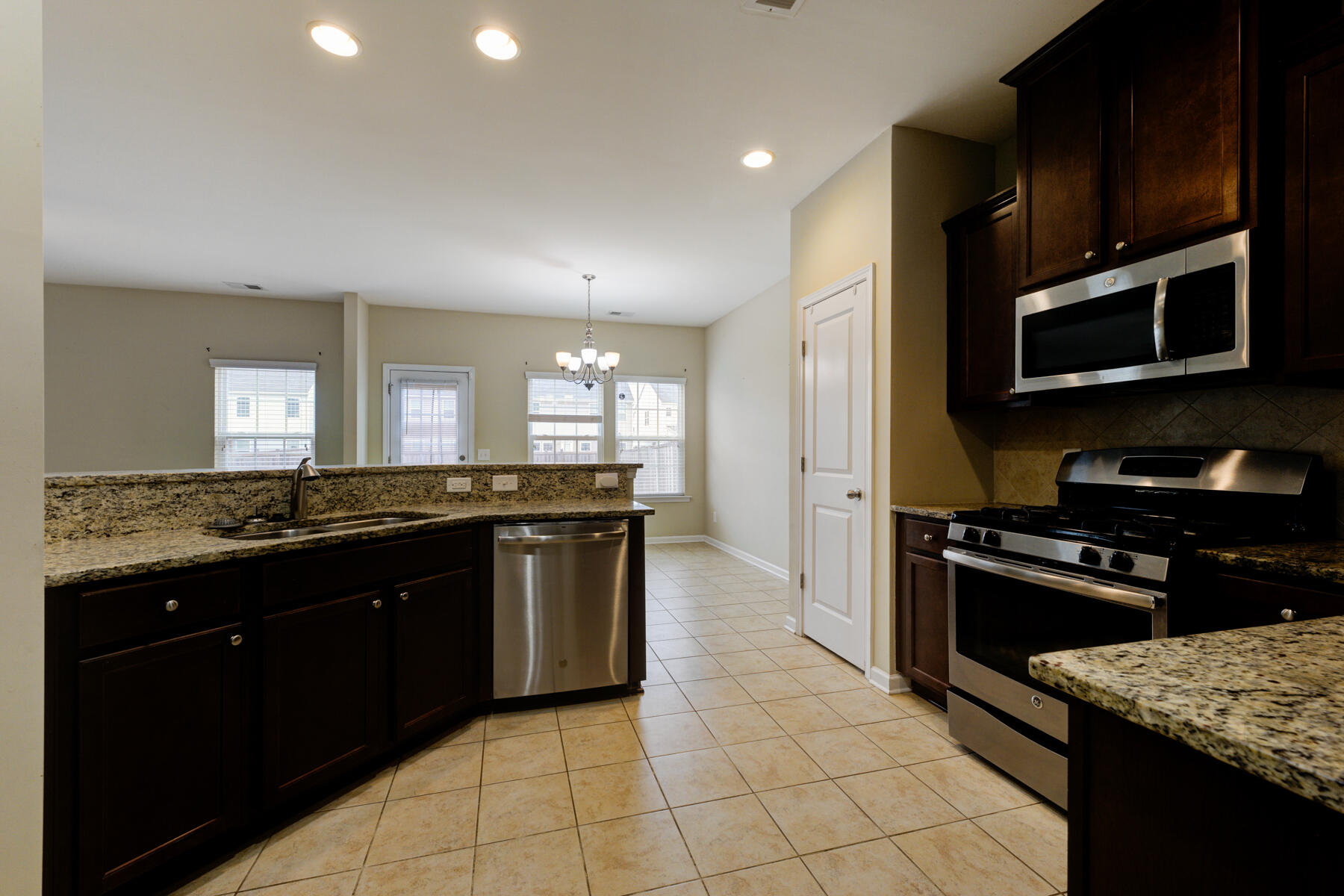 334 Beautyberry Road Summerville, SC 29486 - Photo 19 of 41 334 Beautyberry Rd, Summerville SC (16)