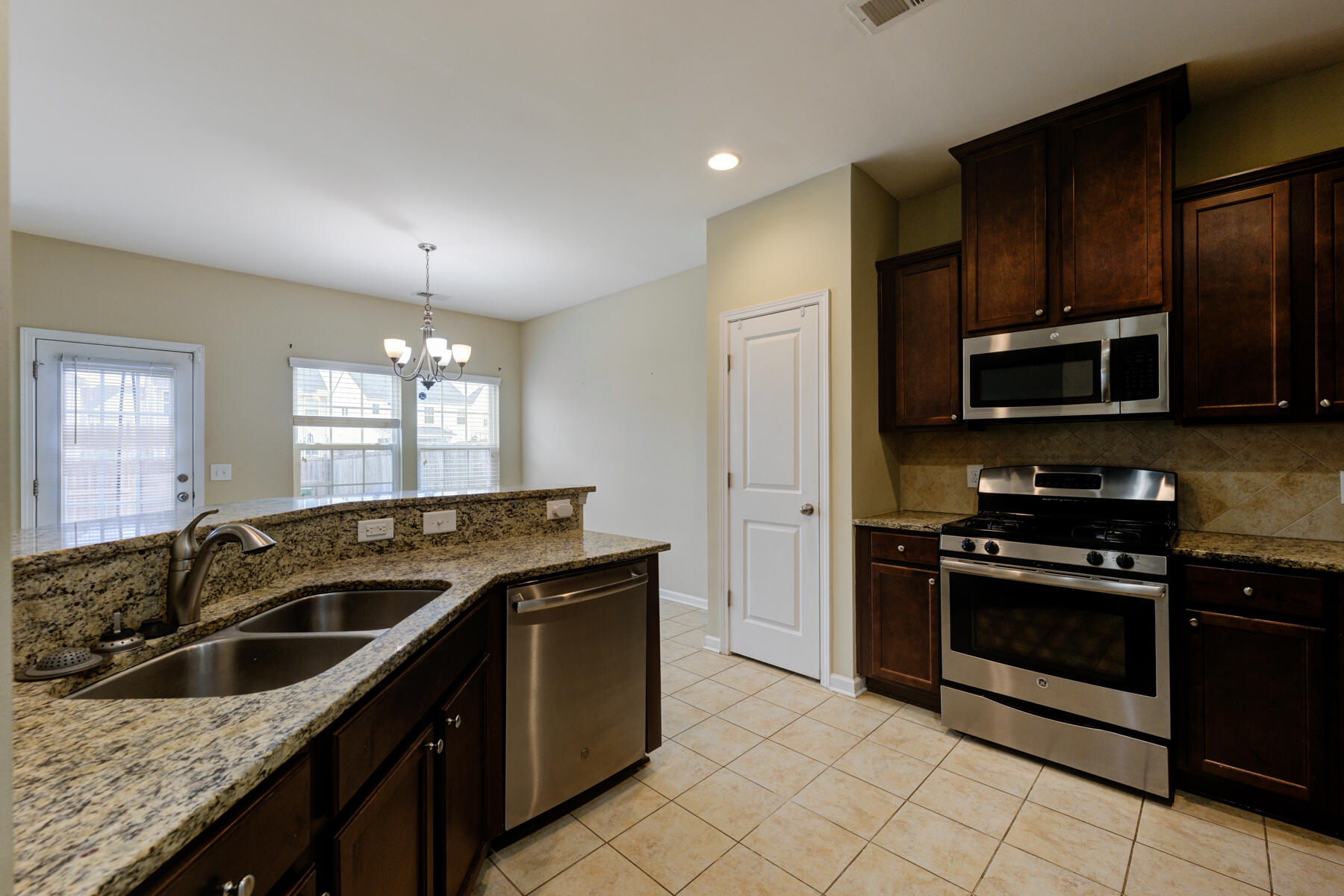 334 Beautyberry Road Summerville, SC 29486 - Photo 3 of 41 334 Beautyberry Rd, Summerville SC (15)