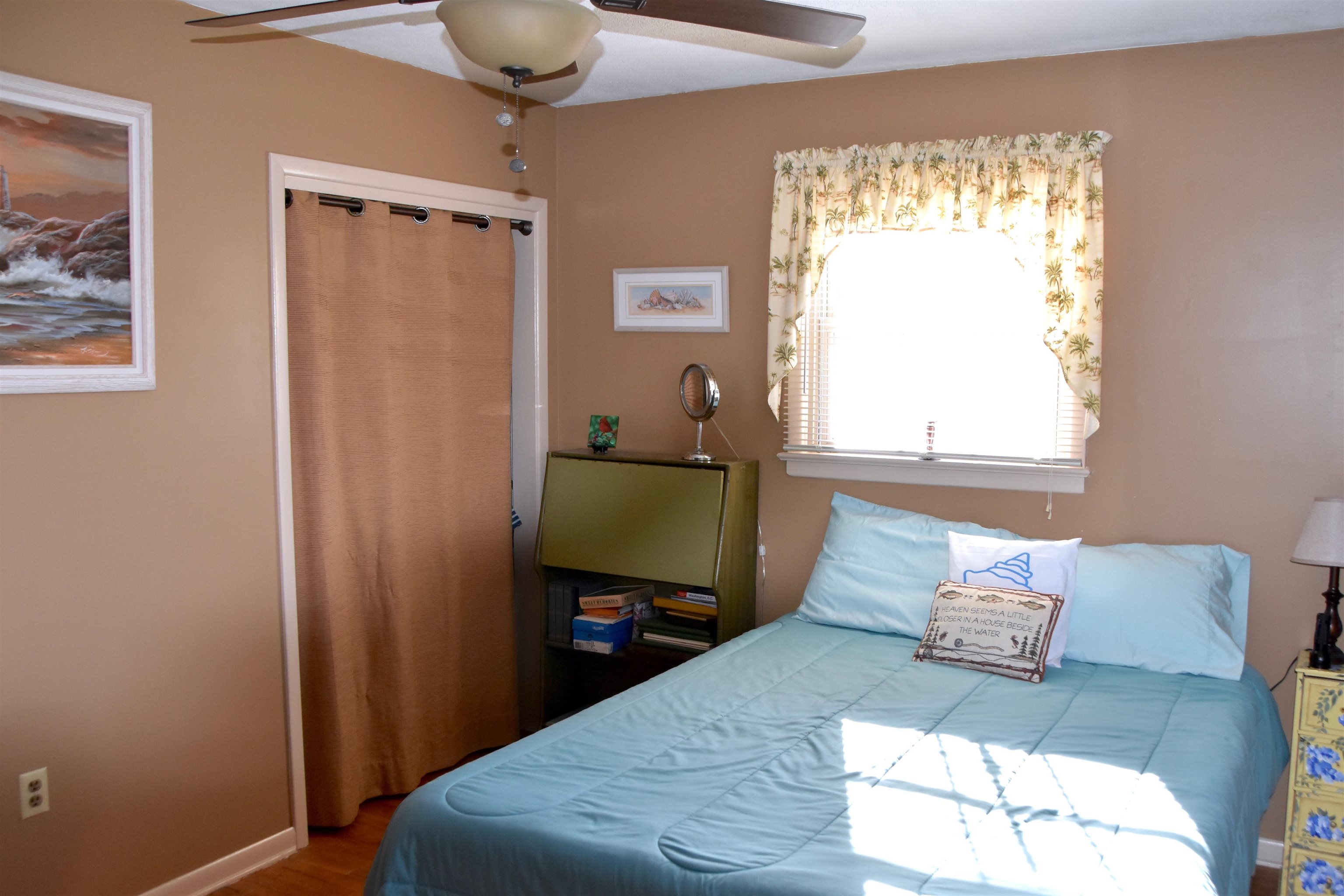 91 Tyler Road Ocean View, NJ 08230 - Photo 16 of 34 a living room with furniture and a window