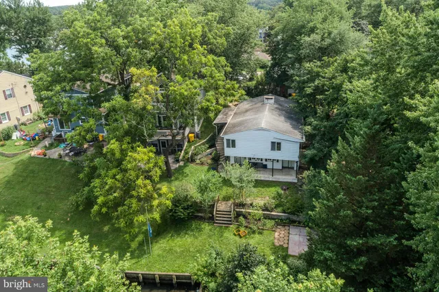 a view of a lake with houses in outdoor space