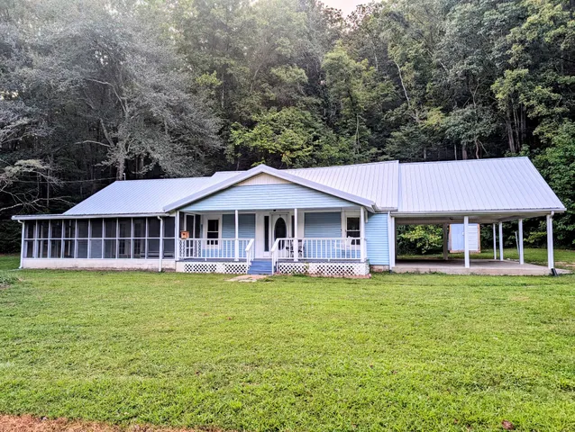 a view of front of a house with a yard