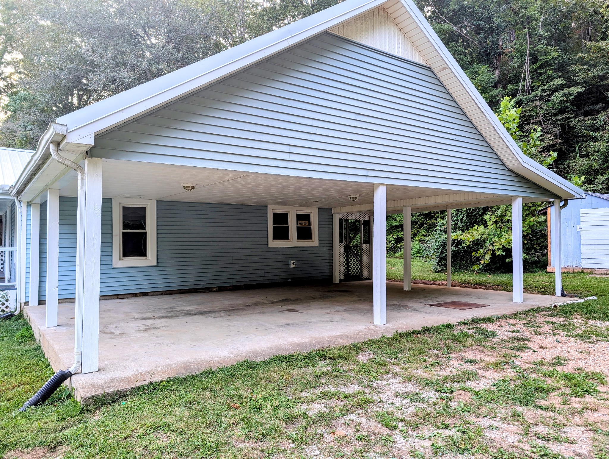 637 Robinson Road Centerville, TN 37033 - Photo 18 of 19 a view of a house with backyard