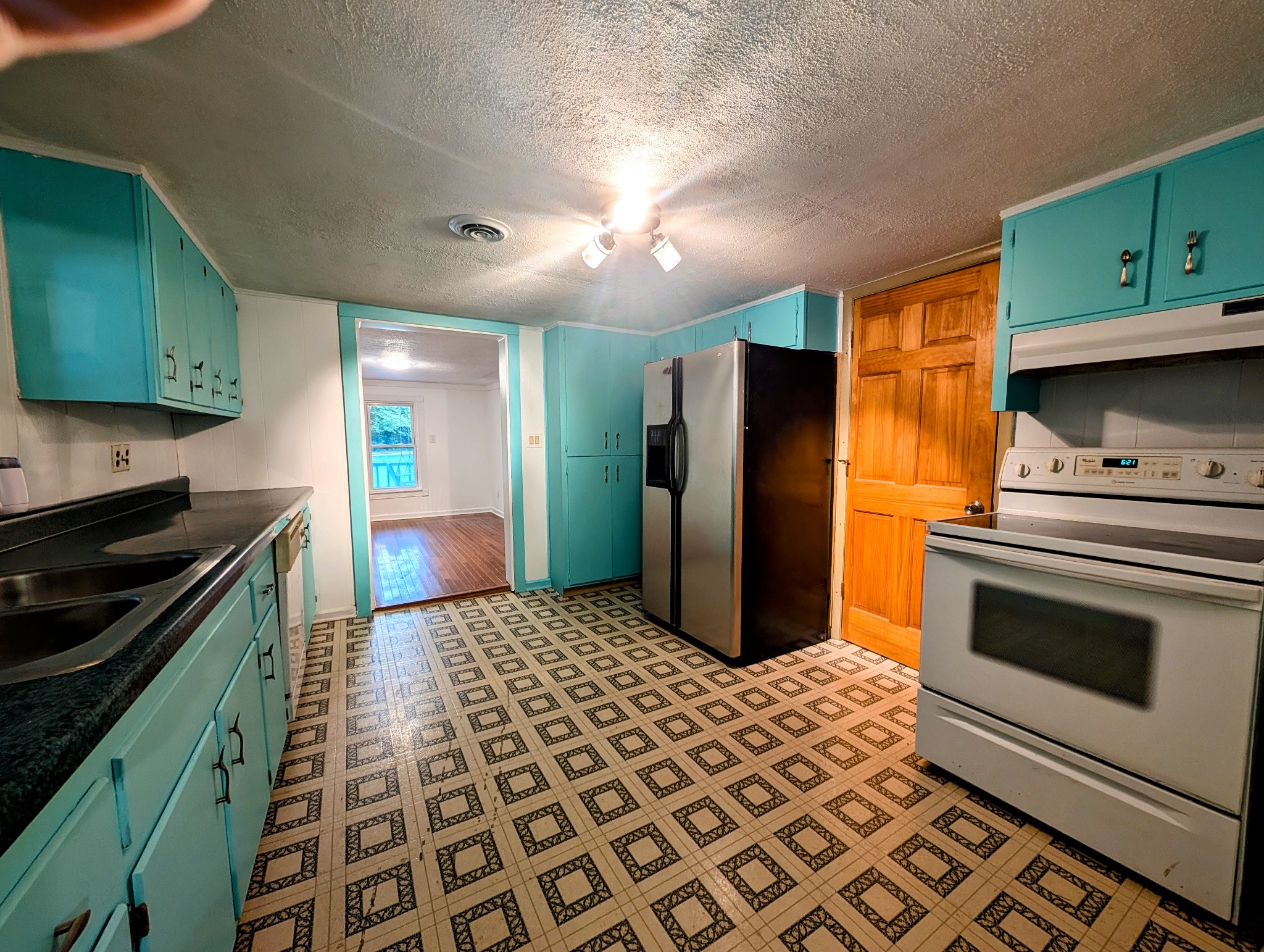 637 Robinson Road Centerville, TN 37033 - Photo 9 of 19 a kitchen with granite countertop cabinets and steel stainless steel appliances