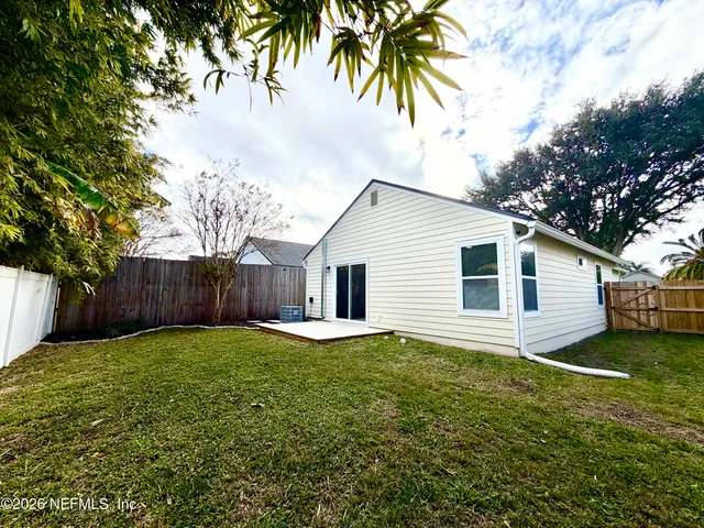 a view of a yard with a house