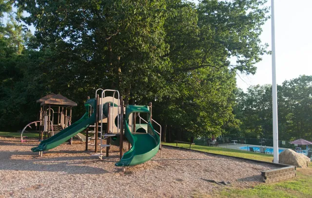 $2,060 | 21 West River Drive, Manchester, NH 03104