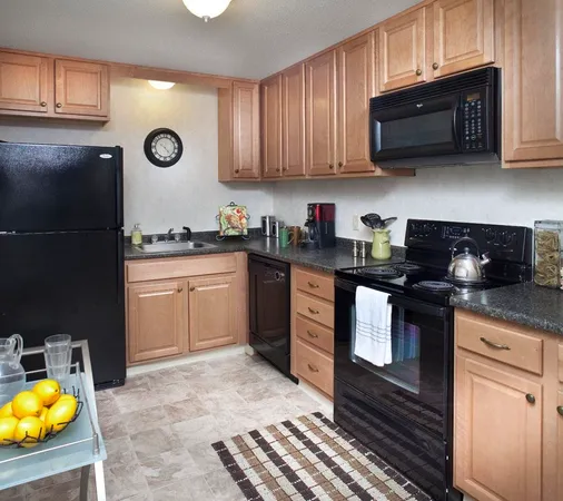 $2,060 | 21 West River Drive, Manchester, NH 03104