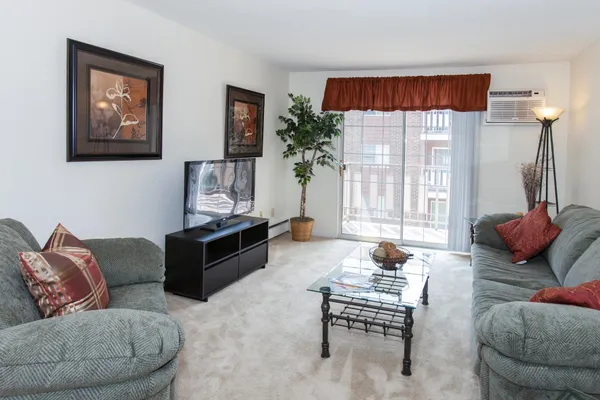 $2,060 | 21 West River Drive, Manchester, NH 03104