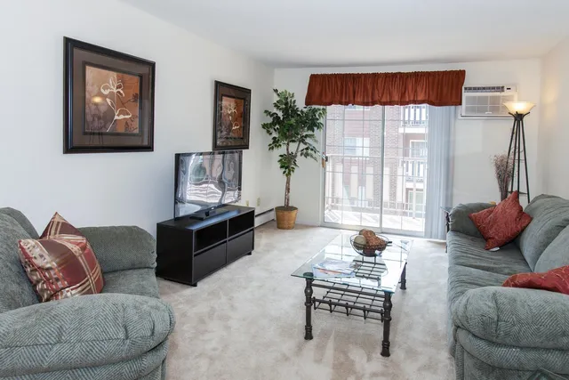 $2,060 | 21 West River Drive, Manchester, NH 03104