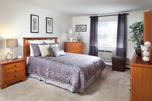 $2,060 | 21 West River Drive, Manchester, NH 03104