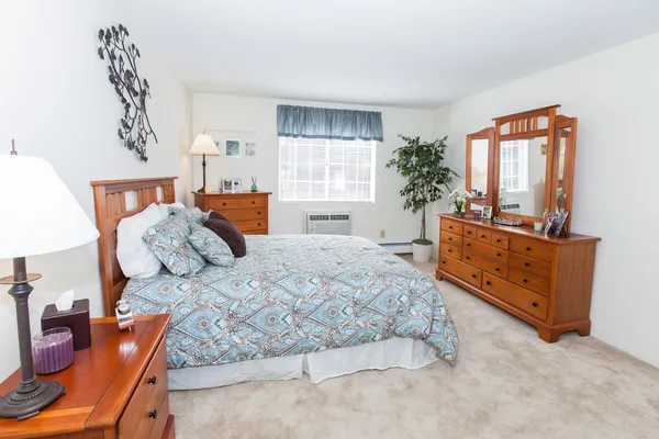 $2,060 | 21 West River Drive, Manchester, NH 03104