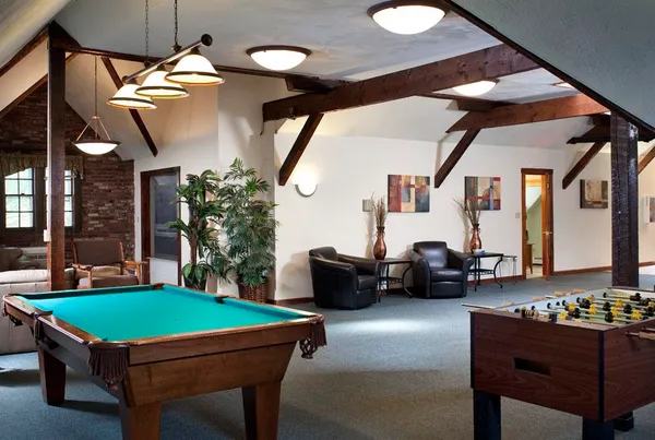 $2,060 | 21 West River Drive, Manchester, NH 03104