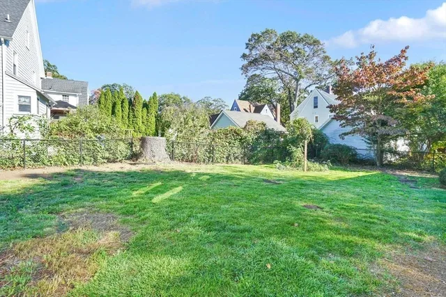 a view of a house with backyard and garden