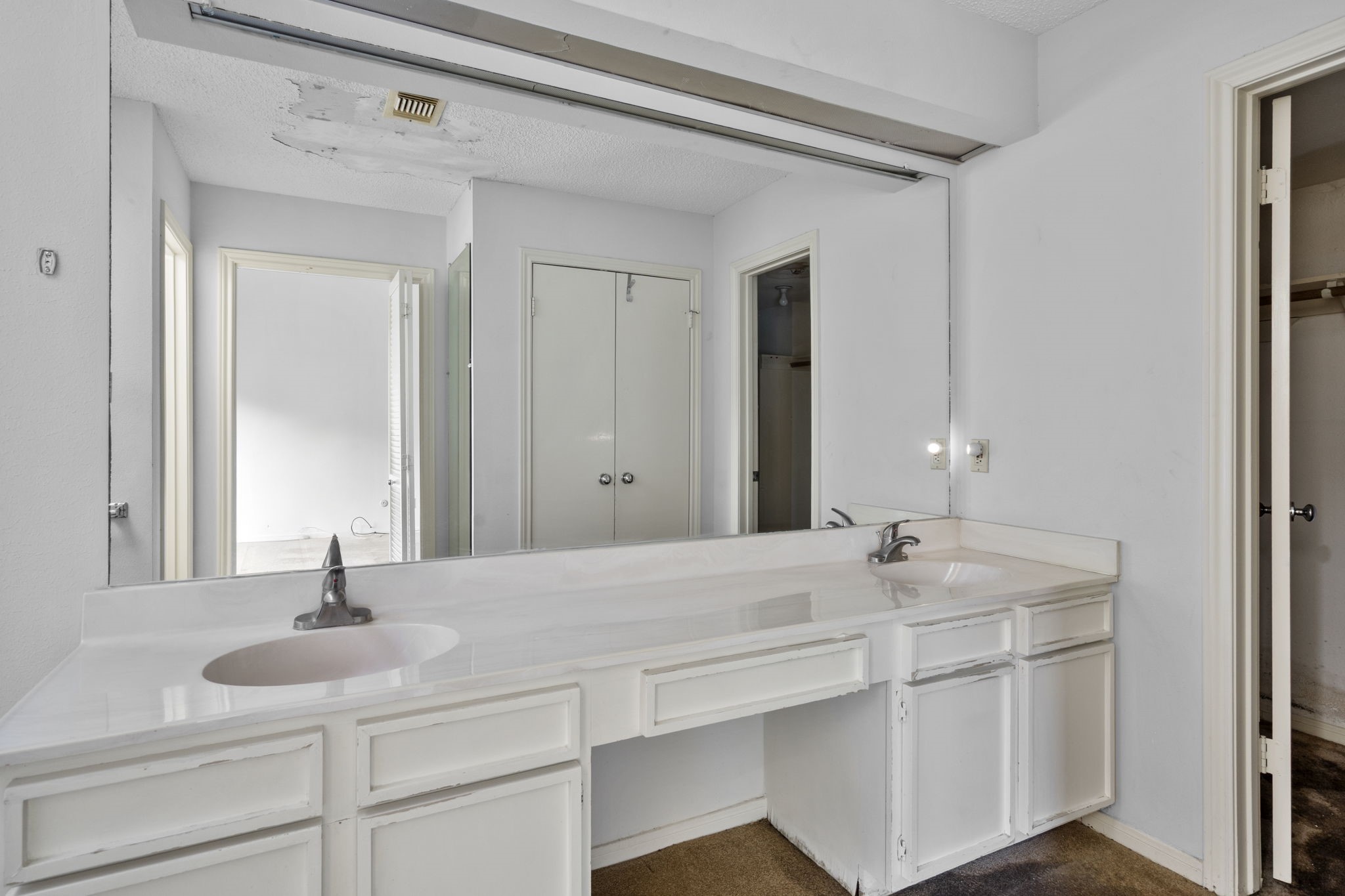 8239 Twin Tree Lane Houston, TX 77071 - Photo 15 of 28 Primary Bathroom