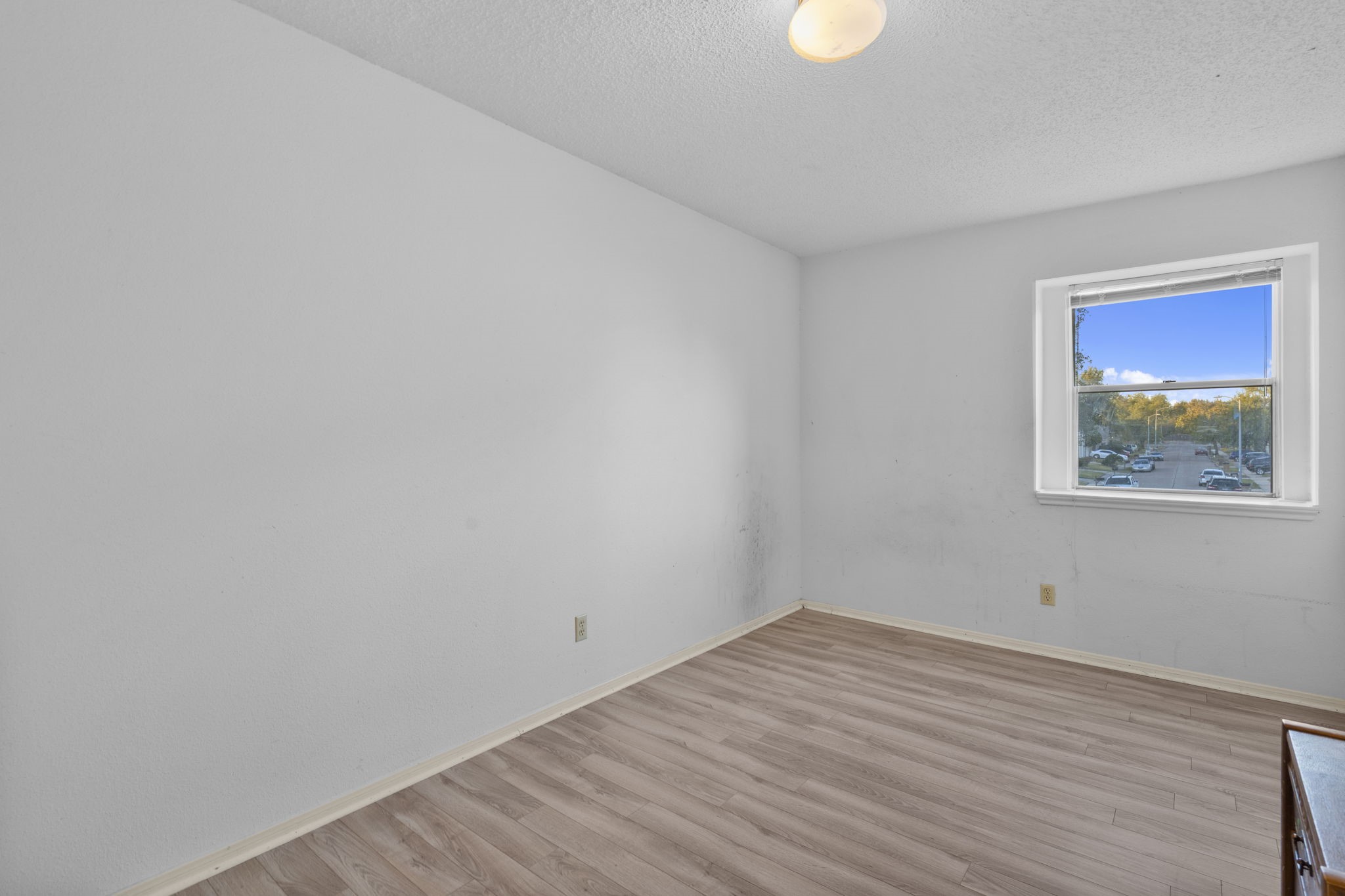 8239 Twin Tree Lane Houston, TX 77071 - Photo 21 of 28 Upstairs Bedroom #2