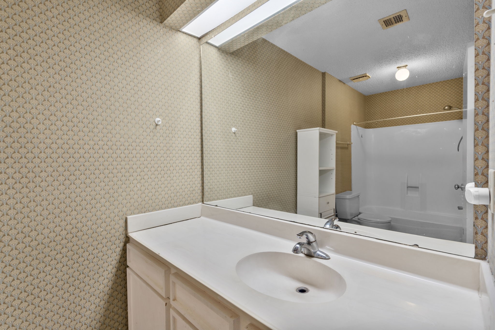 8239 Twin Tree Lane Houston, TX 77071 - Photo 25 of 28 Upstairs Bathroom with Shower/Tub Combo