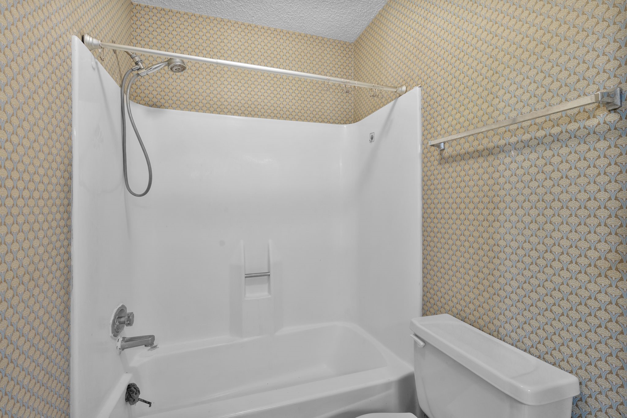 8239 Twin Tree Lane Houston, TX 77071 - Photo 26 of 28 Upstairs Bathroom