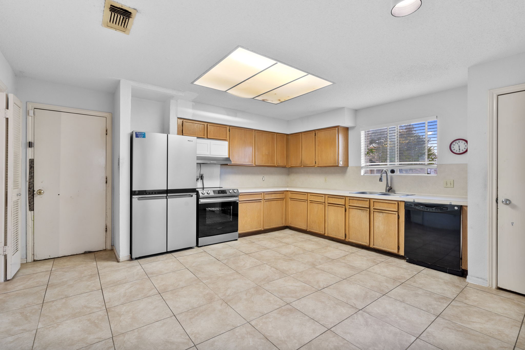 8239 Twin Tree Lane Houston, TX 77071 - Photo 10 of 28 Refrigerator and Dishwasher Included with Sale