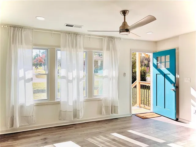 a view of entryway with a livingroom