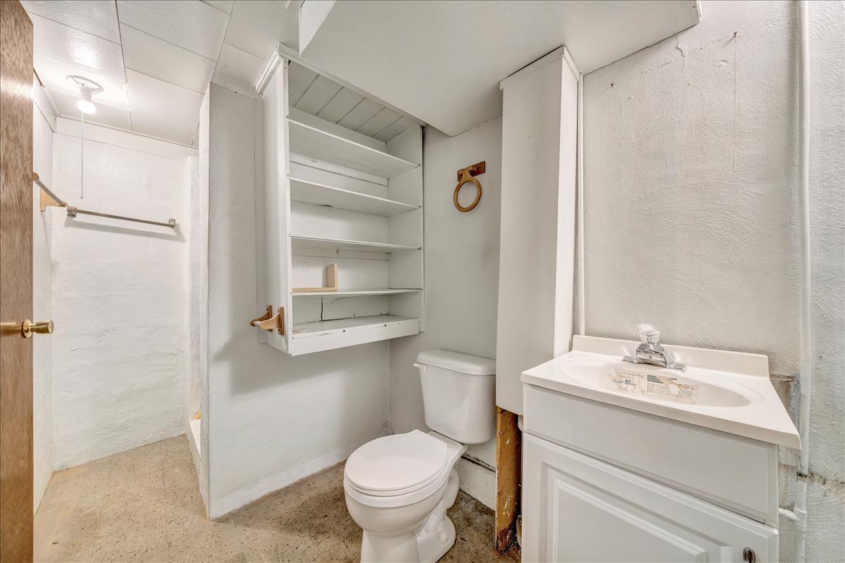 5523 Littleton Road Roanoke, VA 24012 - Photo 20 of 26 Full bath downstairs