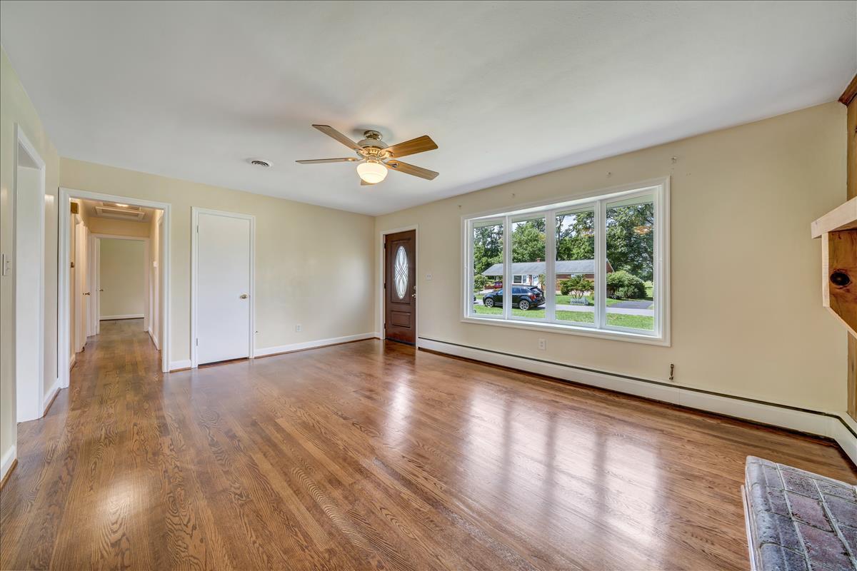 5523 Littleton Road Roanoke, VA 24012 - Photo 3 of 26 living room