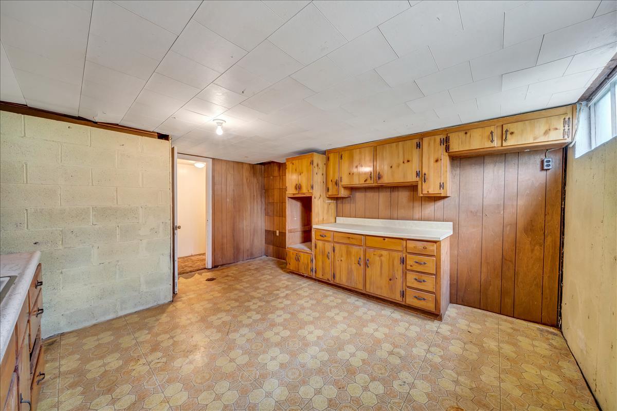 5523 Littleton Road Roanoke, VA 24012 - Photo 22 of 26 Laundry room