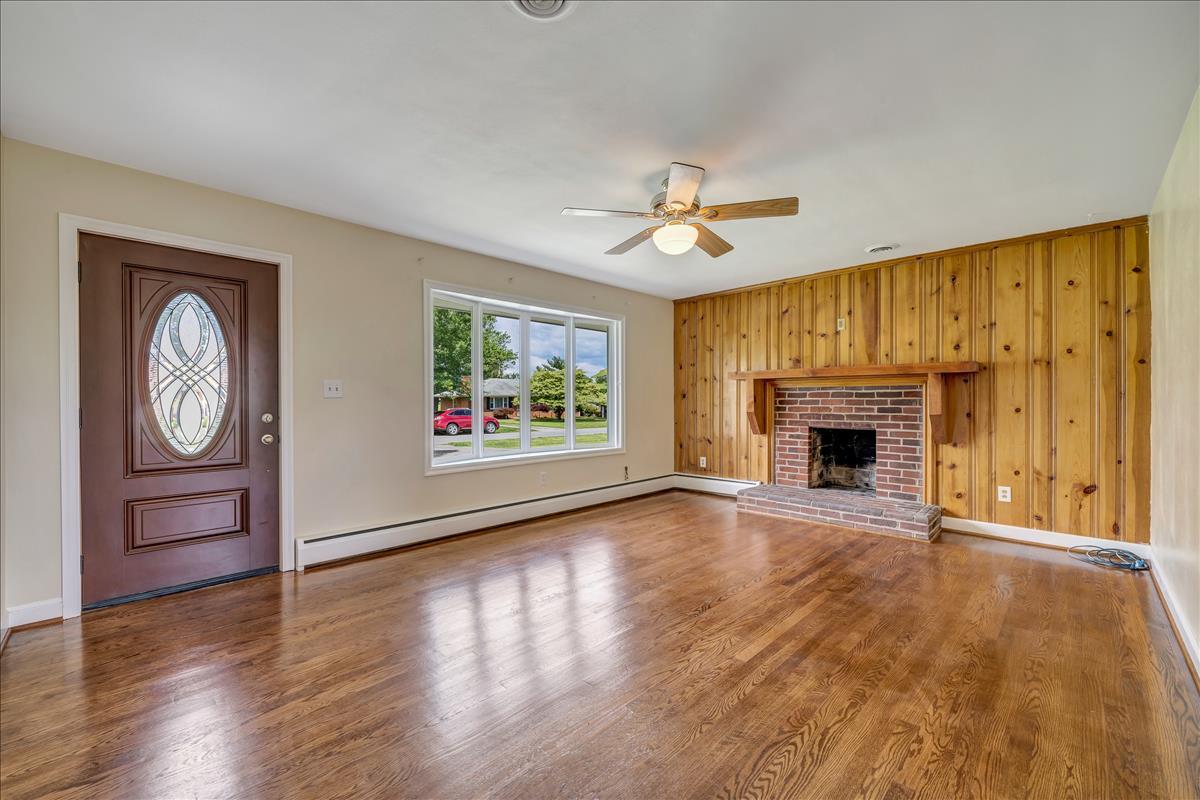 5523 Littleton Road Roanoke, VA 24012 - Photo 4 of 26 living room 2