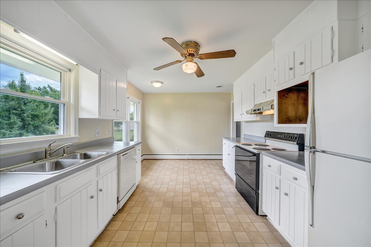 5523 Littleton Road Roanoke, VA 24012 - Photo 7 of 26 kitchen