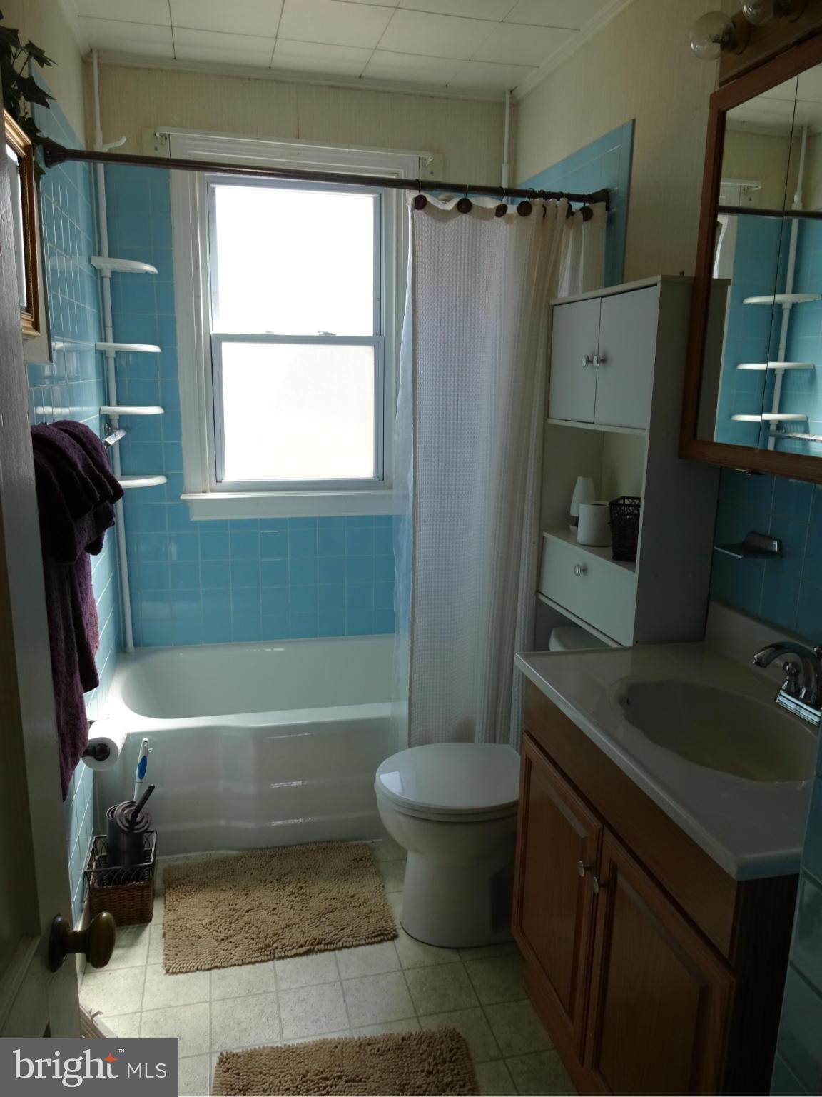911 Woodlynn Road Baltimore, MD 21221 - Photo 9 of 10 a bathroom with a sink toilet and bathtub