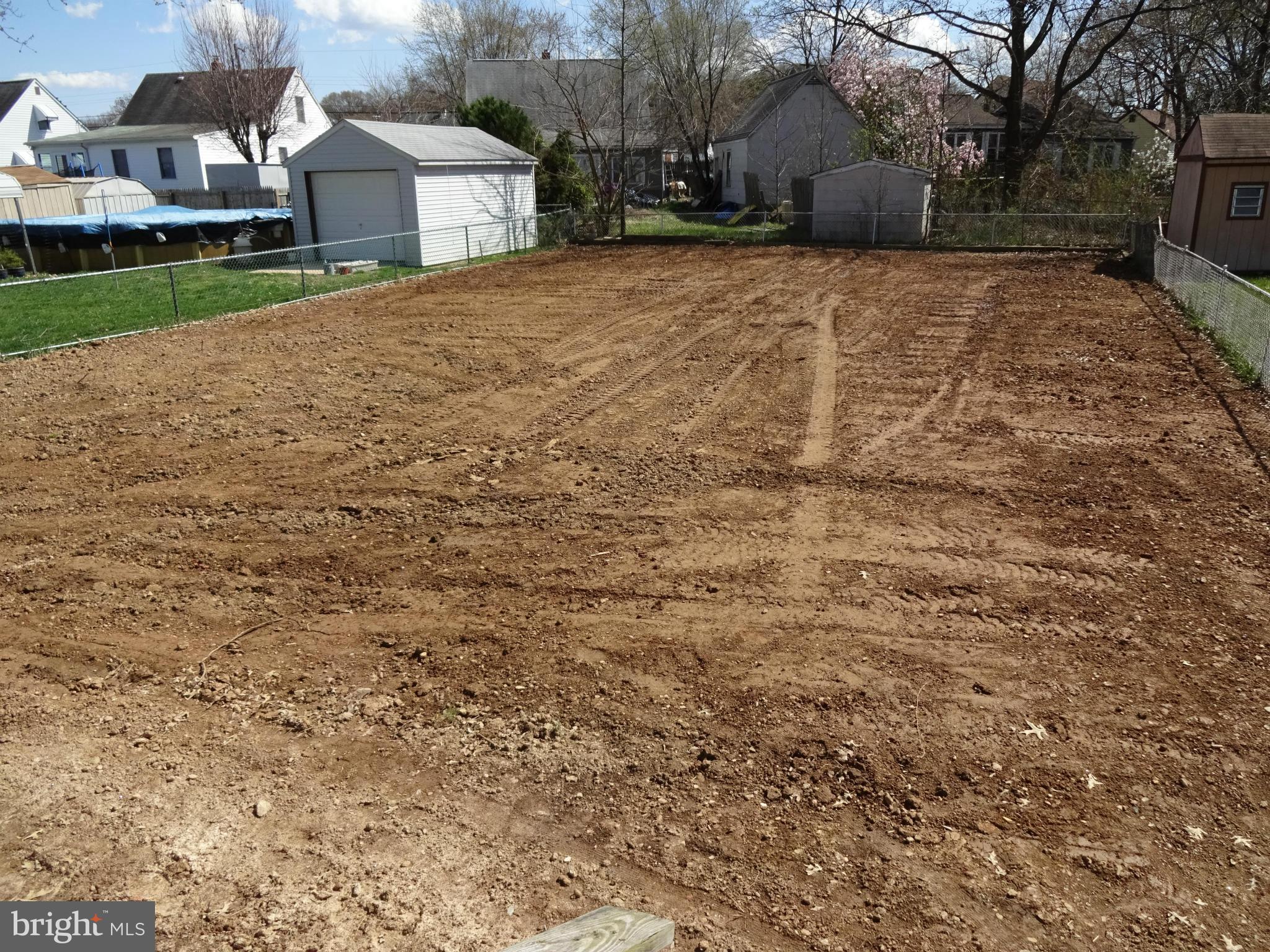 911 Woodlynn Road Baltimore, MD 21221 - Photo 10 of 10 a view of a yard with a house
