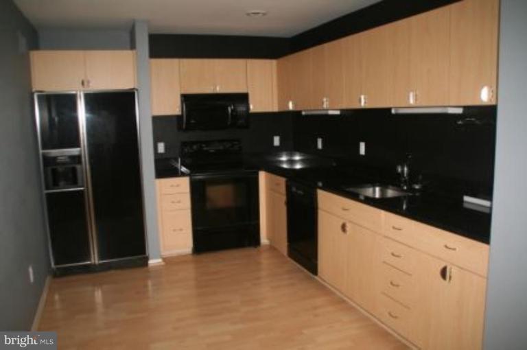 11118 Lakespray Way Reston, VA 20191 - Photo 2 of 7 Kitchen