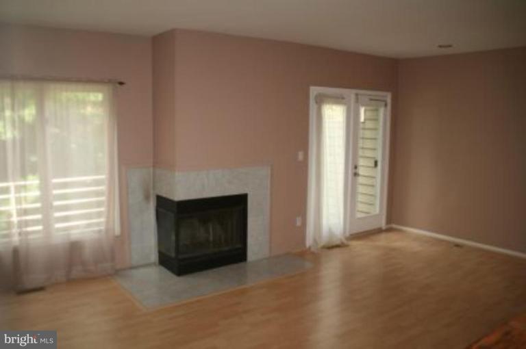 11118 Lakespray Way Reston, VA 20191 - Photo 3 of 7 Living Room