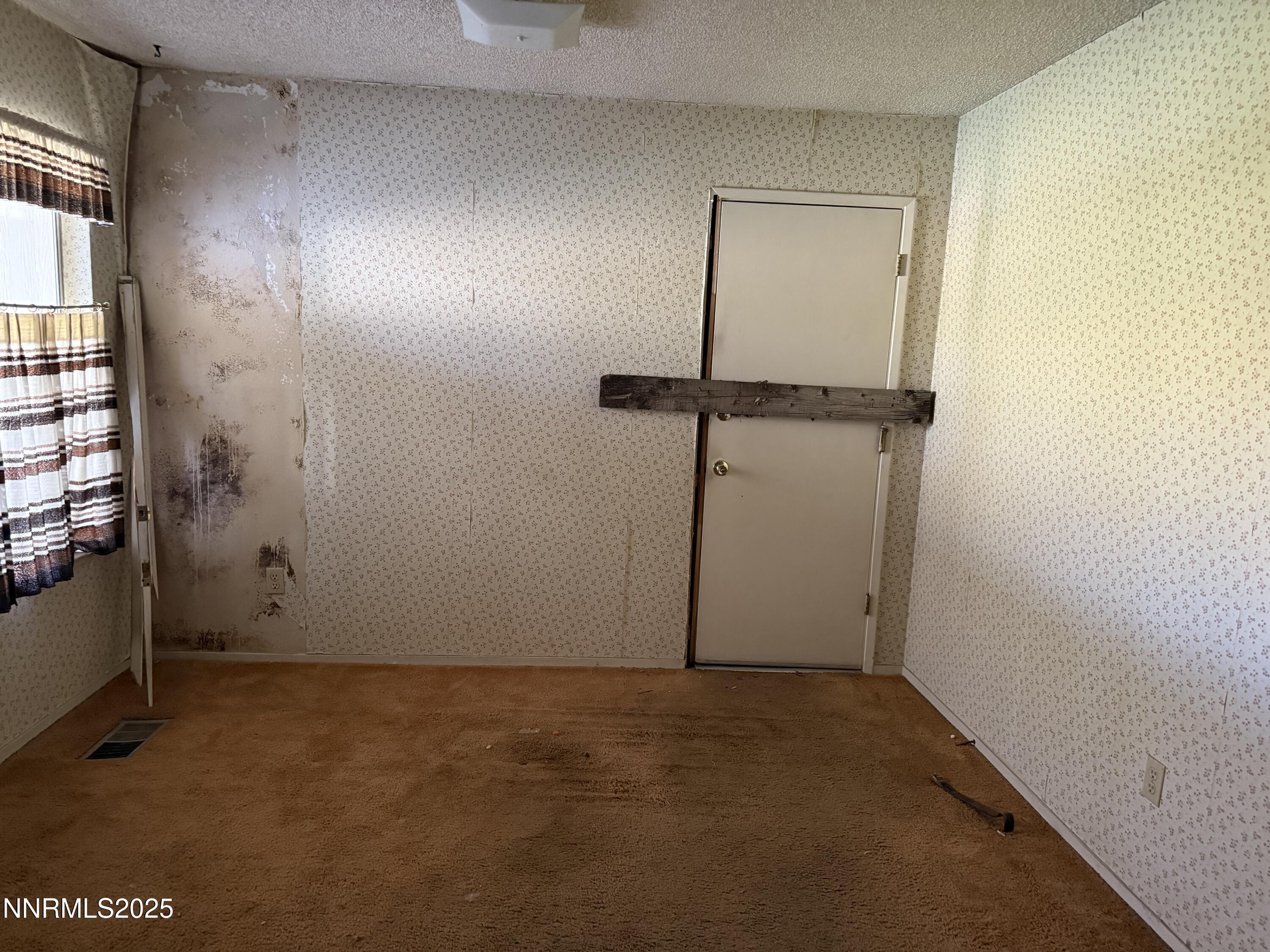 6521 Flower Street Reno, NV 89506 - Photo 4 of 9 a view of an empty room