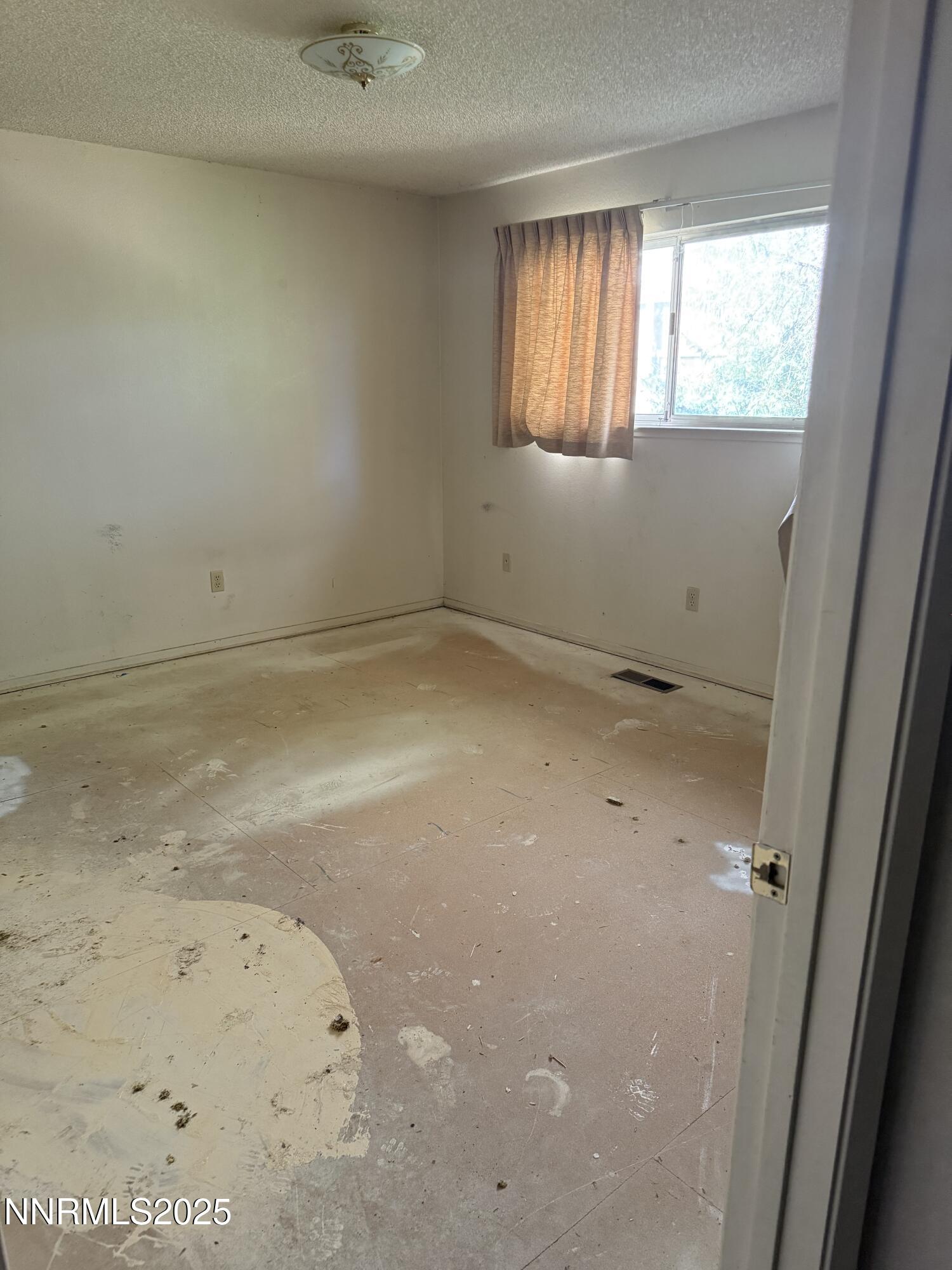 6521 Flower Street Reno, NV 89506 - Photo 5 of 9 an empty room with a window
