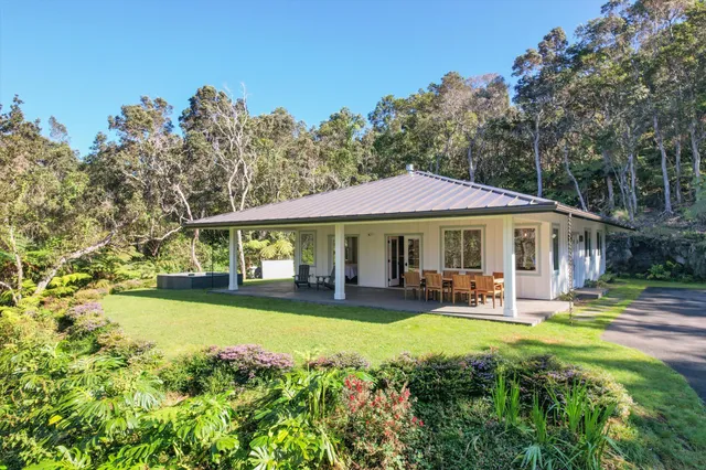 a view of outdoor space yard and porch