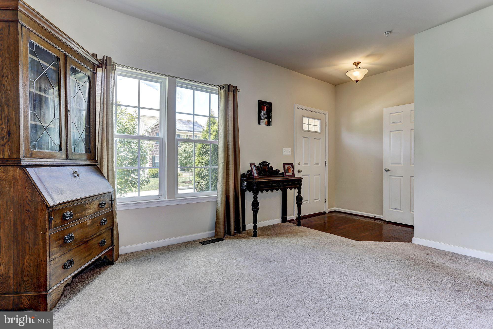 7165 Long View Road Columbia, MD 21044 - Photo 3 of 30 Living Room