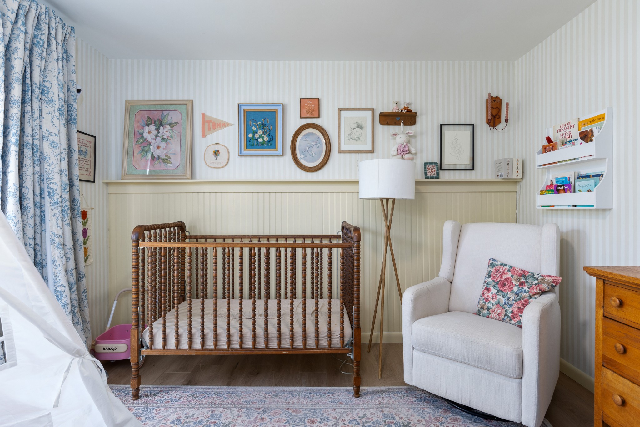 817 Fredricksburg Road Mount Juliet, TN 37122 - Photo 25 of 56 a livingroom with baby crib and a couch
