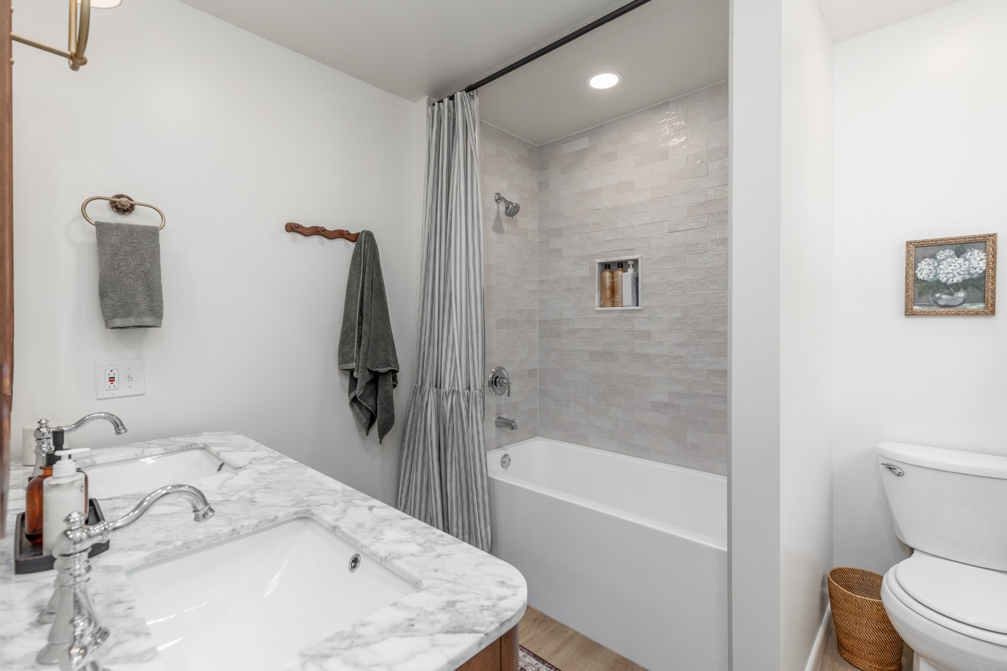 817 Fredricksburg Road Mount Juliet, TN 37122 - Photo 33 of 56 a bathroom with a bathtub and a toilet
