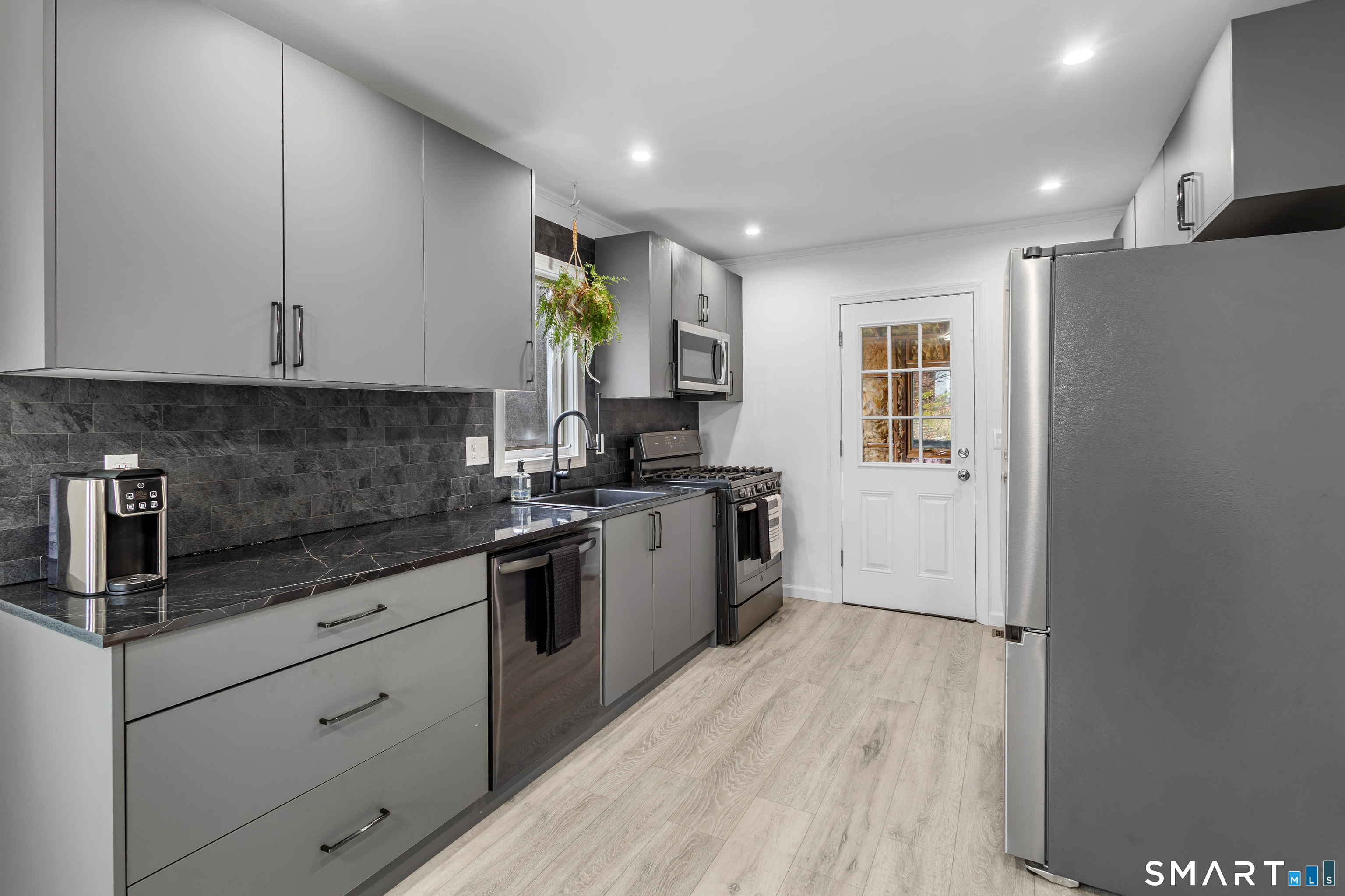 503 Waterbury Road Bristol, CT 06010 - Photo 5 of 37