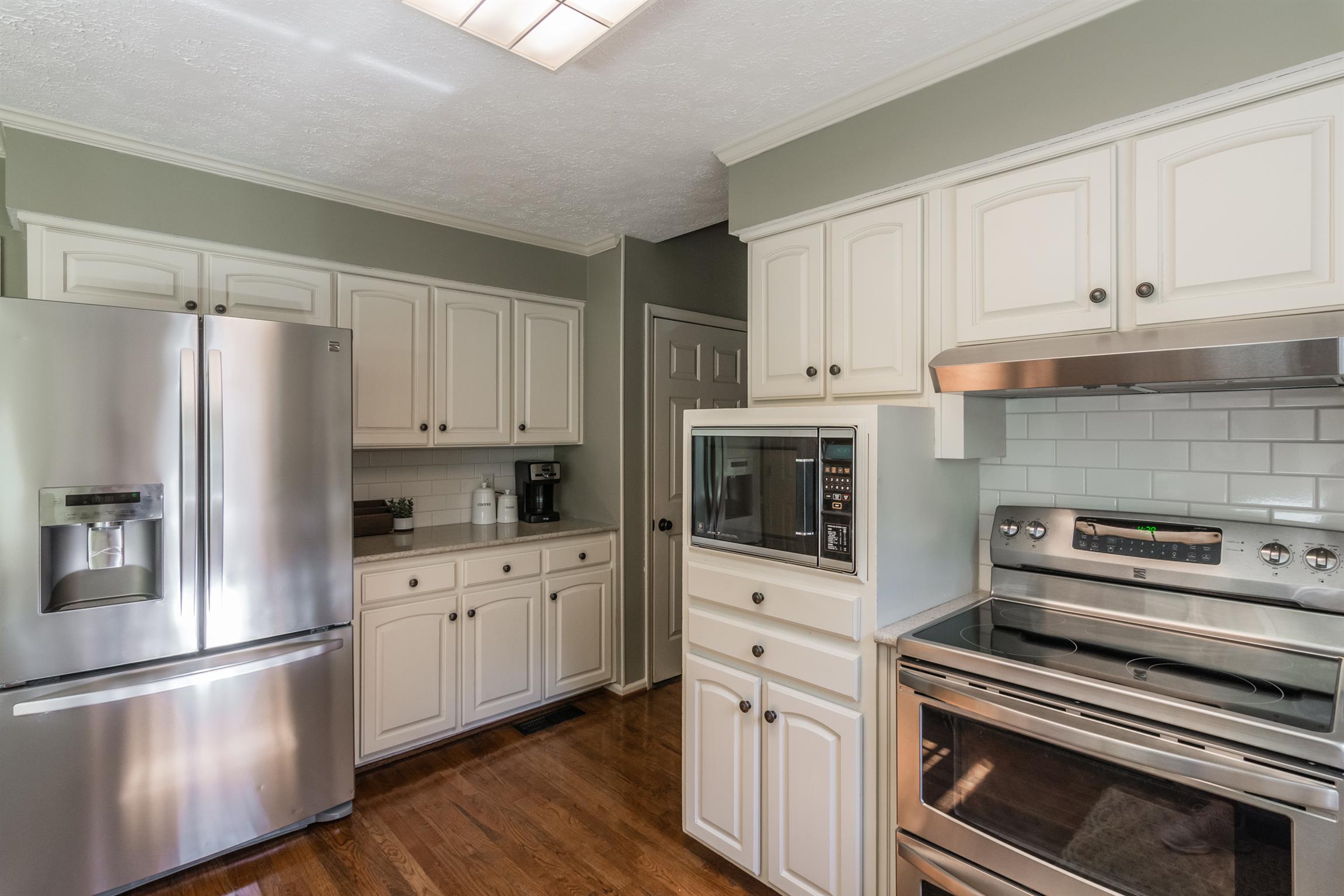 103 Crosspointe Hendersonville, TN 37075 - Photo 12 of 30 a kitchen with granite countertop a refrigerator stove and white cabinets