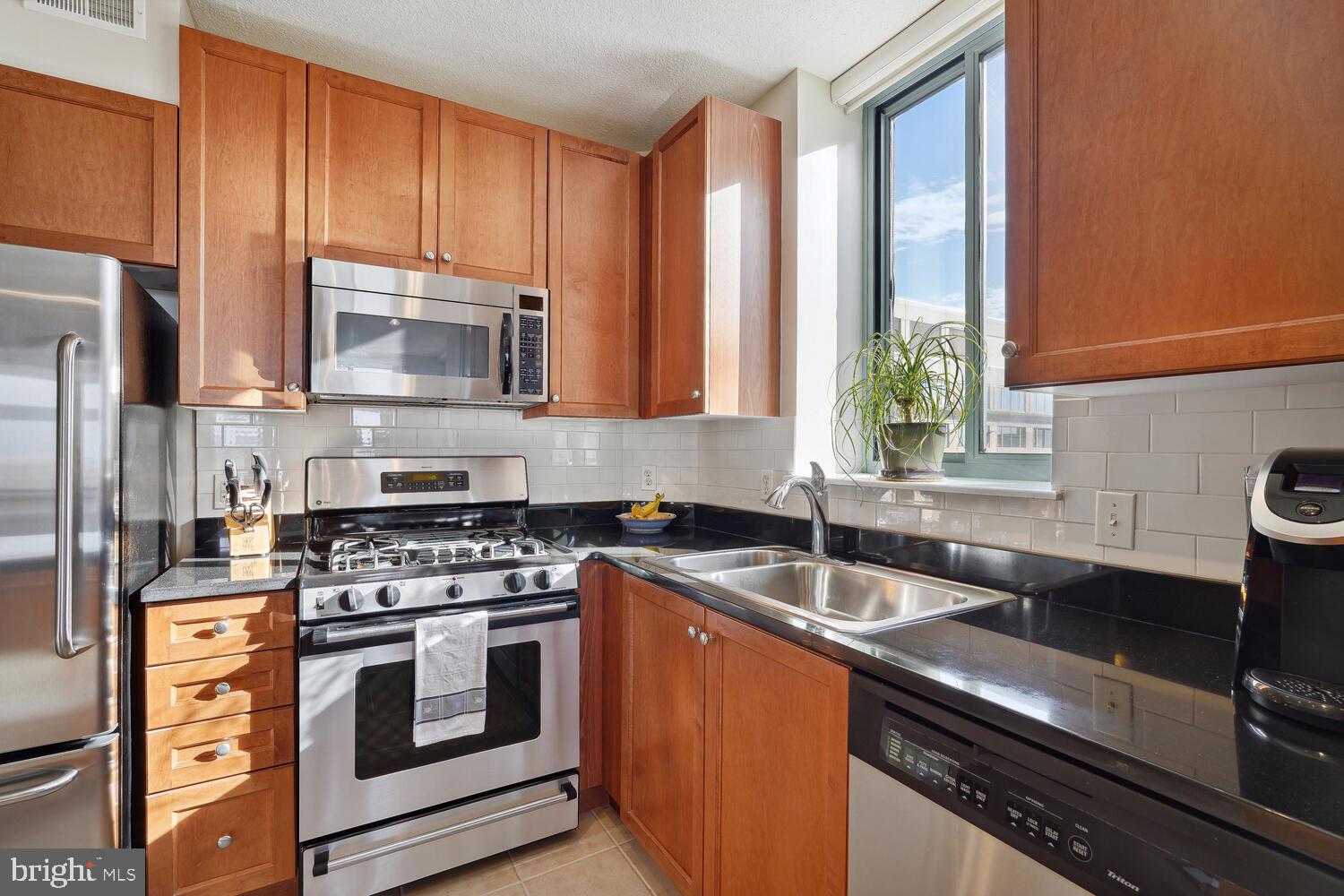 851 North Glebe Road, Unit 1204 Arlington, VA 22203 - Photo 15 of 29 Kitchen