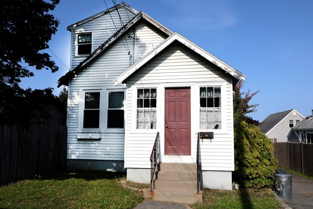a view of house with backyard