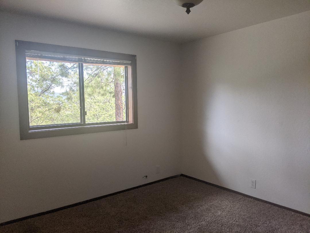 12877 Bobs Mountain Road Redding, CA 96003 - Photo 20 of 51 an empty room with a window