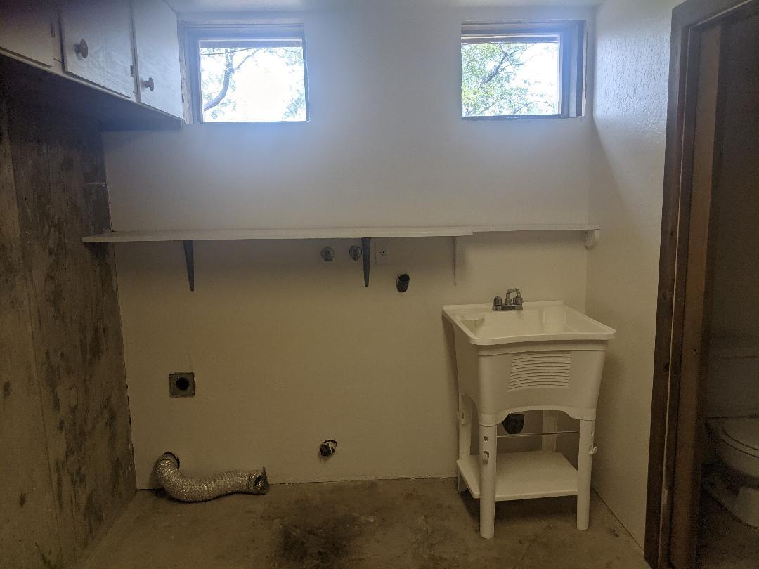 12877 Bobs Mountain Road Redding, CA 96003 - Photo 26 of 51 a utility room with dryer and washer
