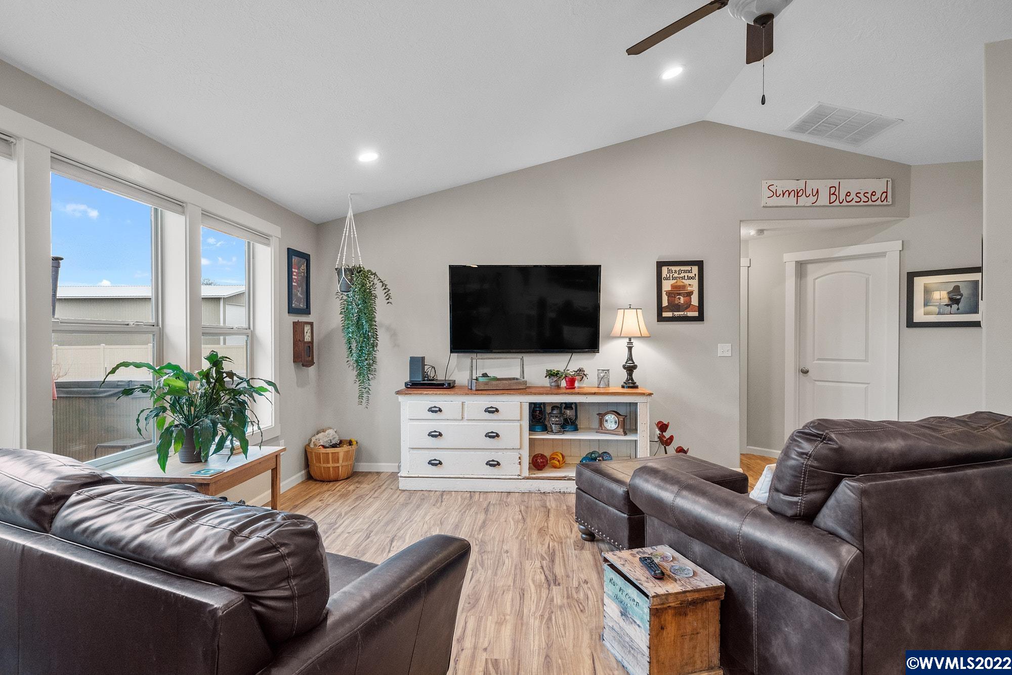 37575 Cherry Court Lebanon, OR 97355 - Photo 6 of 34
