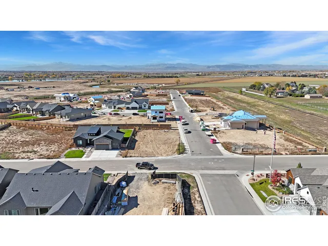a black and white photo of a bathroom