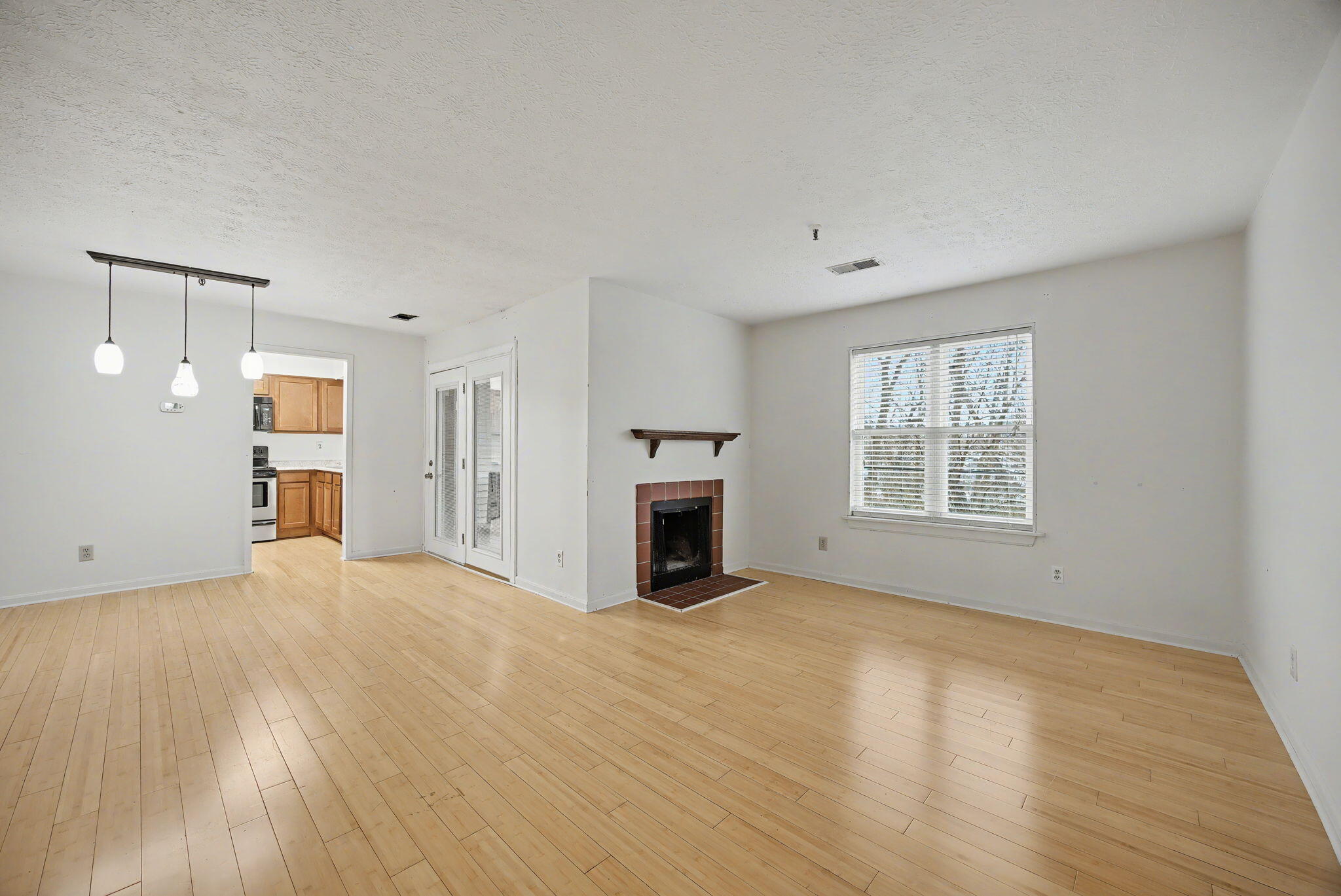 421 Redding Road, Unit 71 Lexington, KY 40517 - Photo 8 of 28 421 Living 2