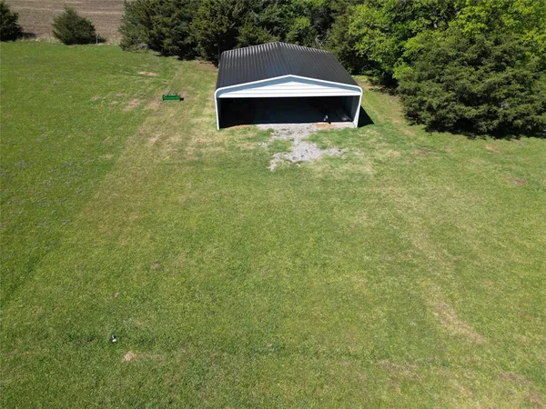 a view of a back yard